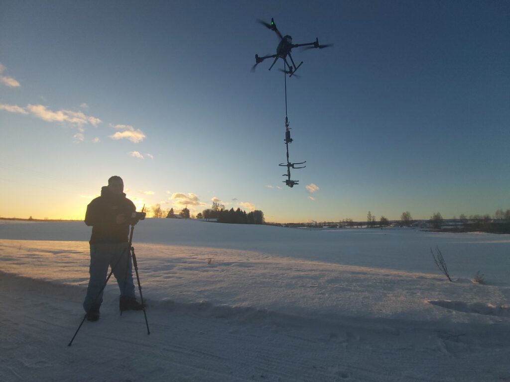 Atilla Haugen med drone for klipping av podekvist